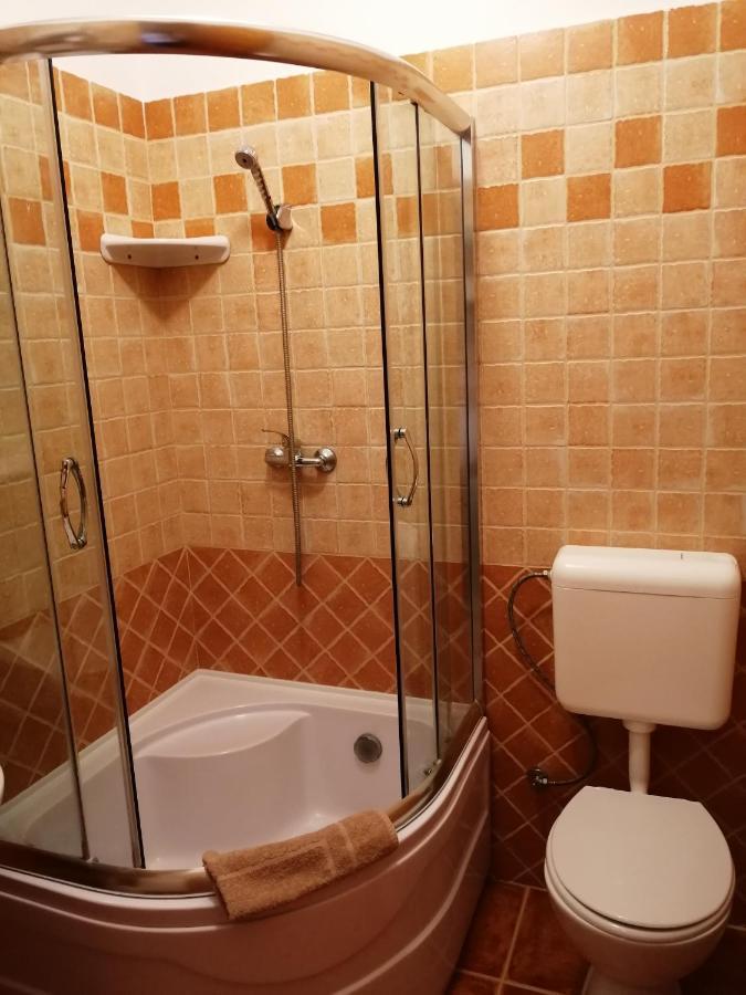 Karpatia Panzio Bed & Breakfast Esztergom Exterior photo